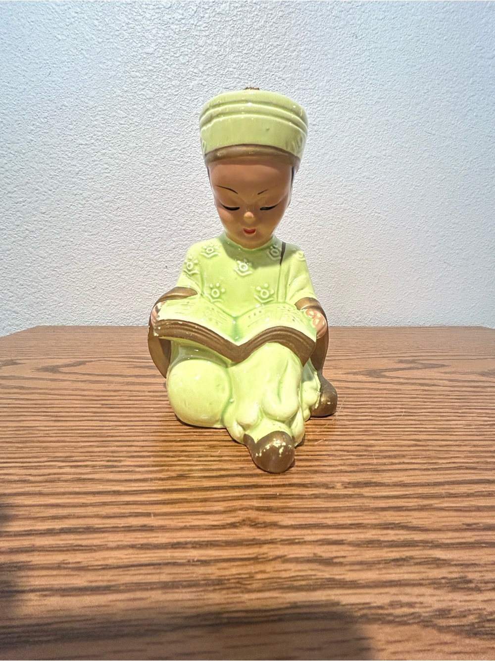 1950’s Glazed Ceramic Lime Green Asian Boy Reading - Picture 11 of 11